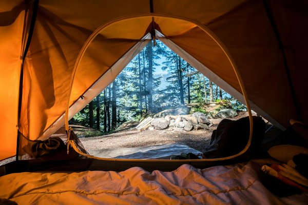Comment choisir un sac de couchage adapté aux températures extrêmes en camping?